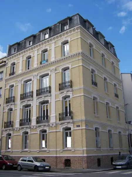 Dans bel immeuble de caractère, un plateau rénové à neuf.