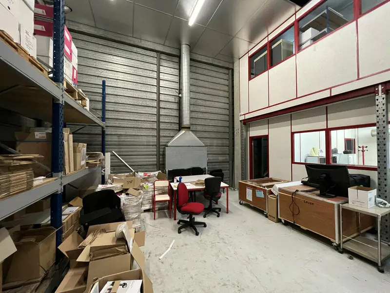 LOCAUX D'ACTIVITE A VENDRE 