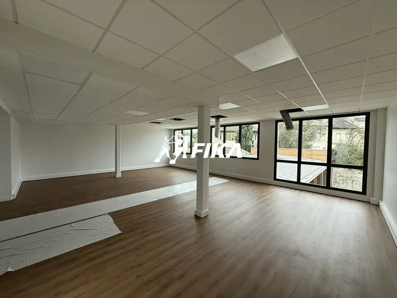 A LOUER - BUREAUX - 478 m² - (33800) BORDEAUX