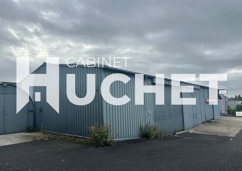 14. A Vendre local d'activité idéalement placé proche A 84