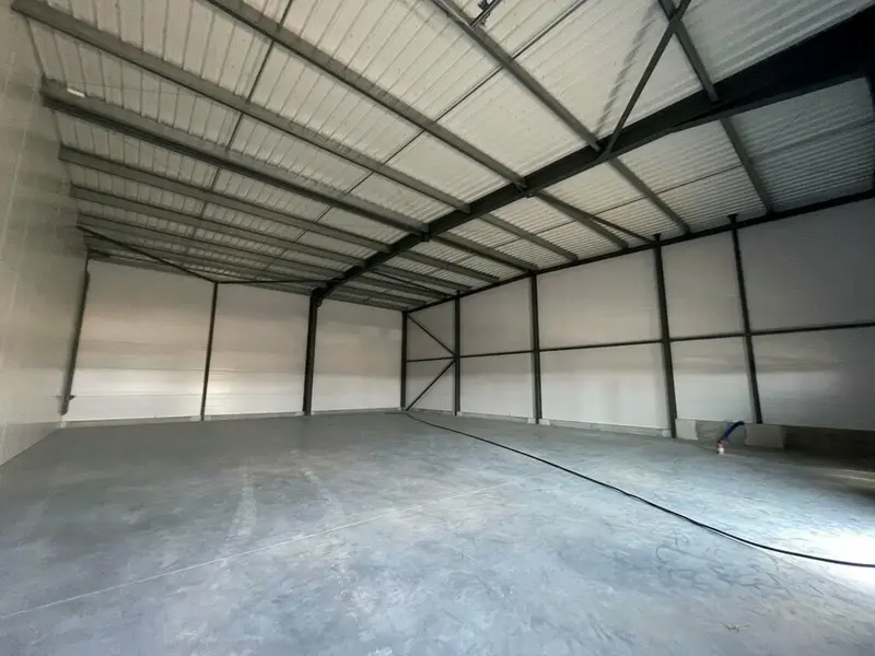 Local d'activité à louer  300 m² à THEIX