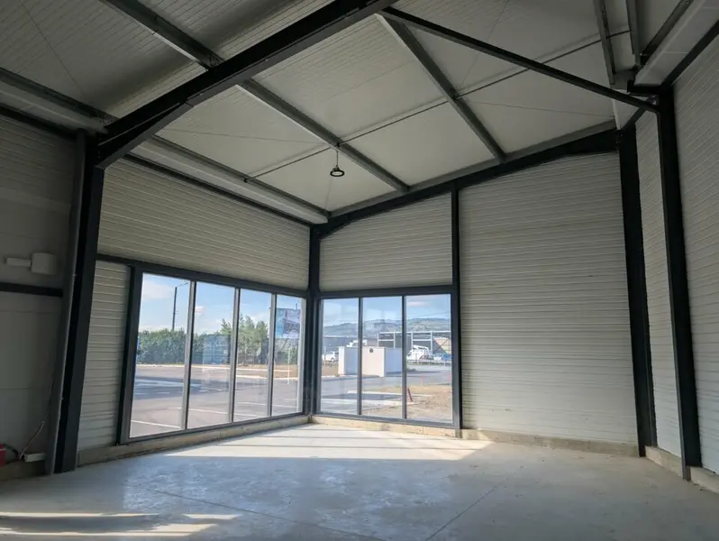 Local commercial neuf avec vitrine