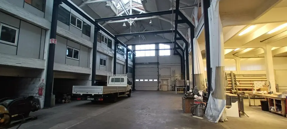 Beau local avec terre-plein sur axe très passant.