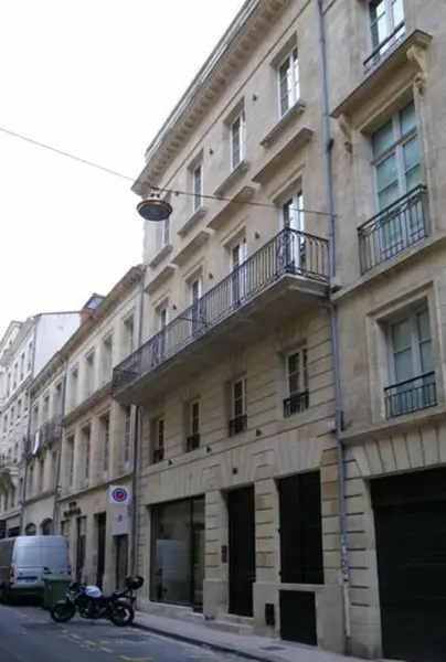 BORDEAUX A LOUER IMMEUBLE DE 367 M² AVEC COMMERCE ET BUREAUX