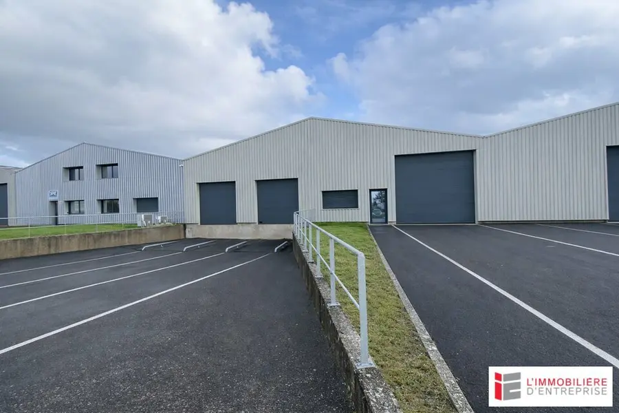 LOCATION  LOCAL D'ACTIVITÉ  1 900 M²  VERN-SUR-SEICHE