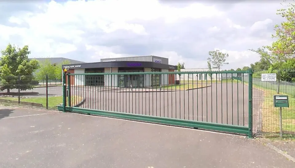 Local d'activités sur ZAC avec belle visibilité.