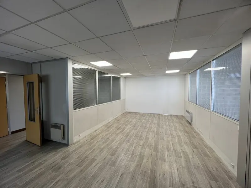 A louer Locaux d'activité 121m² Quincy-Voisins