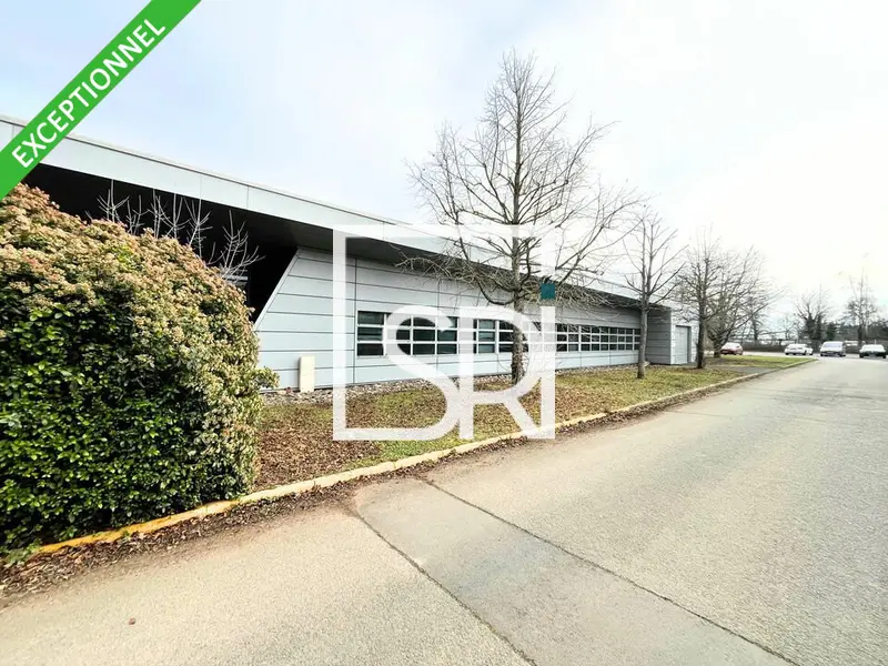 PROCHE A75 - VENTE BUREAUX 750 m2 + TERRAIN 1110 m2 - 63500 ISSOIRE