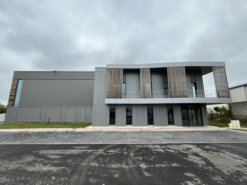 LOCAUX D'ACTIVITES NEUFS A VENDRE DISPONIBLE IMMEDIATEMENT