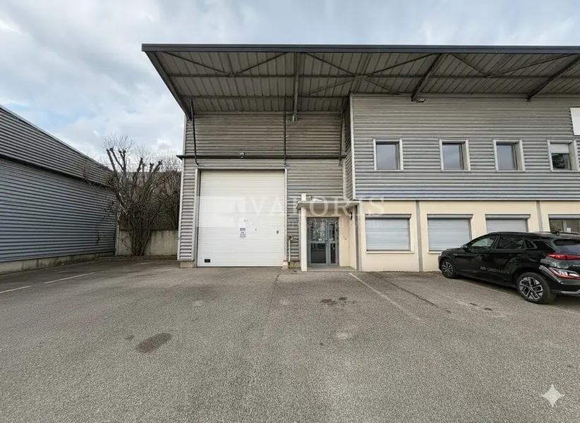 A louer Locaux d'activité 238m² Décines-Charpieu