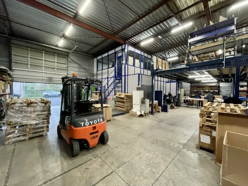 Local d'activité traversant