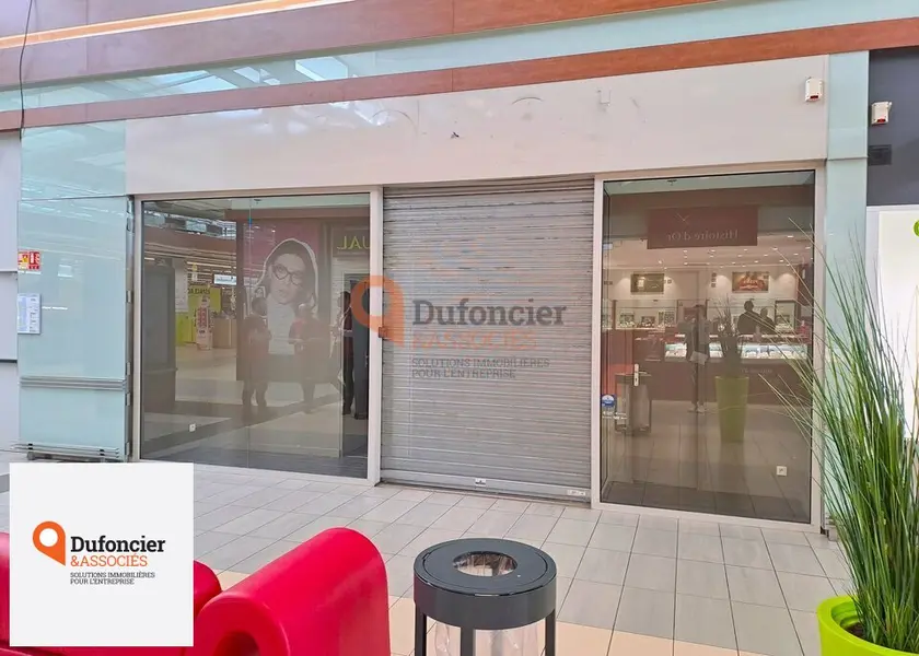 CELLULE PROCHE ENTREE HYPERMARCHE GALERIE AUCHAN CHATELLERAULT (86)