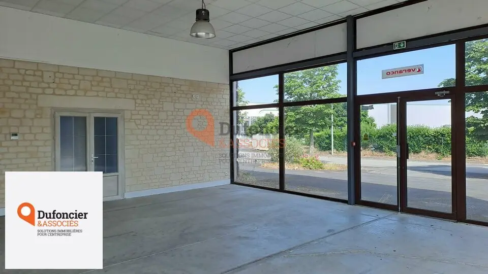 Local Commercial à louer - Antran (86100) - 500 m² - 3 500 €/mois