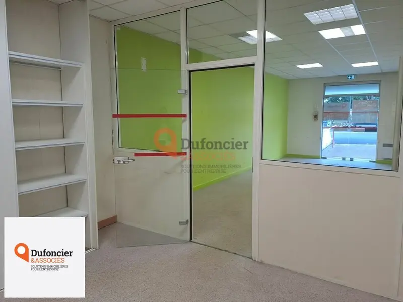 A LOUER LOCAL COMMERCIAL EN CENTRE BOURG NORD DE POITIERS (86)