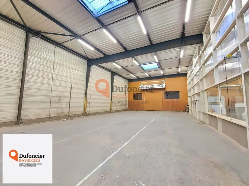 POITIERS ZI REPUBLIQUE - BATIMENT ENTREPOT ET BUREAUX A VENDRE 1377M²