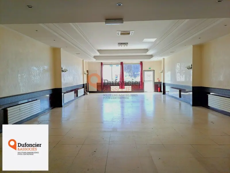 A LOUER LOCAL COMMERCIAL ZONE DU GRAND LARGE POITIERS EST 86