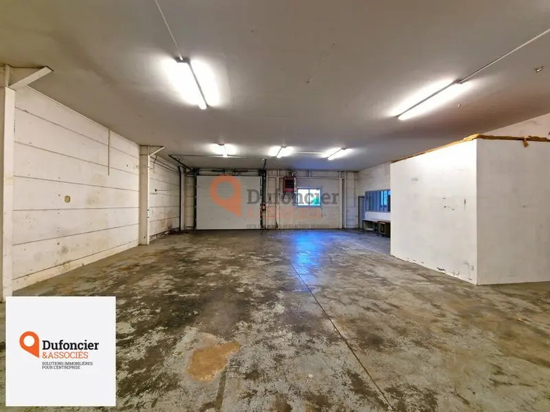 POITIERS ZI REPUBLIQUE - LOCAUX A LOUER - STOCKAGE ET BUREAUX 322M²