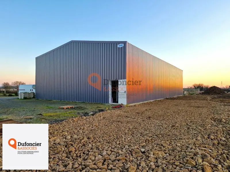 VERRIERE - BATIMENT ARTISANAL - ENTREPOT A VENDRE - 384M²