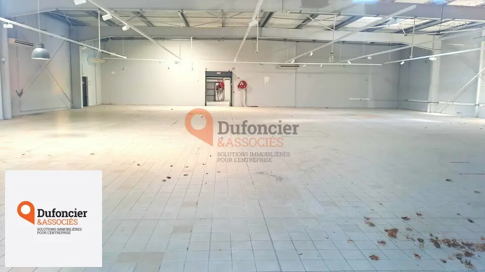 A LOUER LOCAL COMMERCIAL 939m²  IDEAL ALIMENTAIRE PROCHE POITIERS (86)
