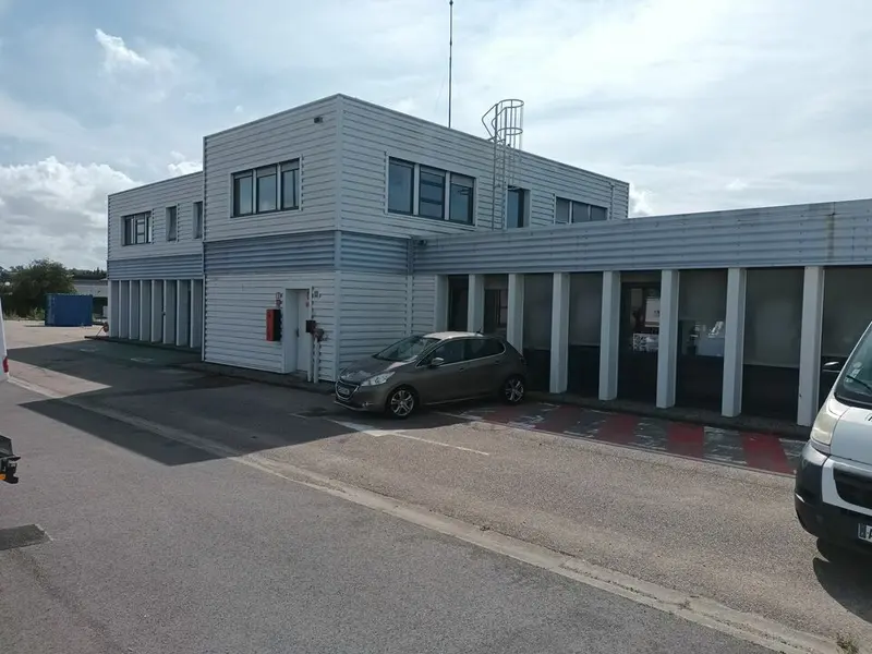 BUREAUX EN R+1 DANS UN ENSEMBLE PLUS VASTE SUR ZA.