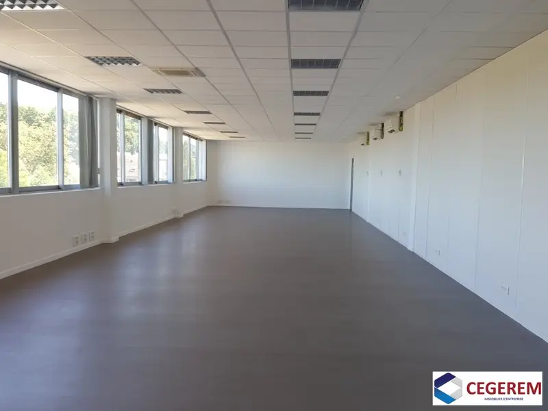 1 054 M2 DE BUREAUX A PROXIMITÉ DE MELUN