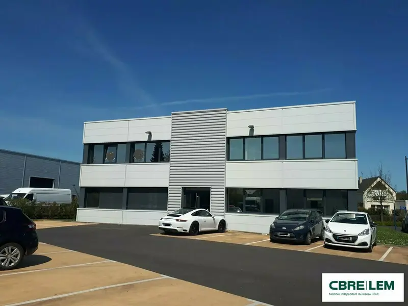 AUX PORTES DE CAEN ET AU BORD DU BOULEVARD PERIPHERIQUE.