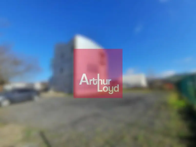 ISSOIRE A VENDRE ENSEMBLE IMMOBILIER BUREAUX ET TERRAIN  A BATIR  