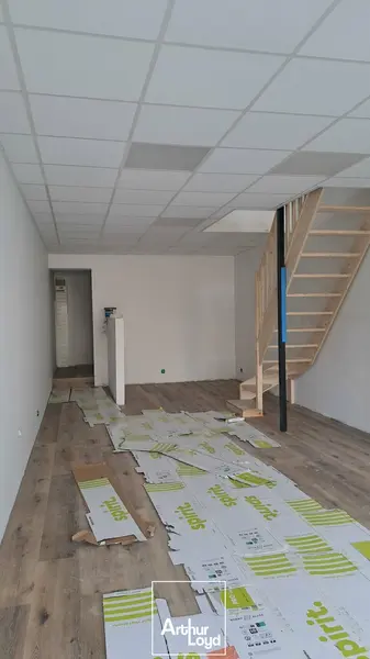 Local Commercial Rénové avec Large Vitrine et Parking - Brive