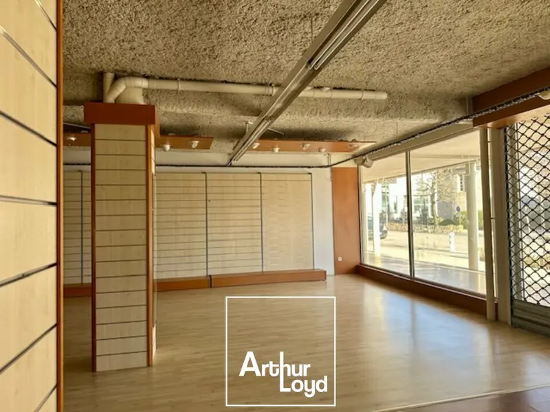 Local Commercial à louer - La Chapelle-Aux-Brocs (19360) - 838 m² - 7 500 €/mois