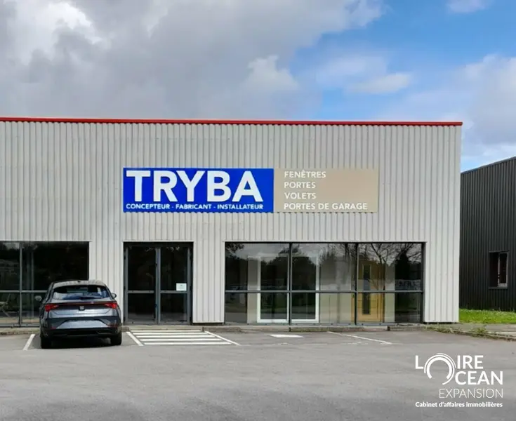 À LOUER  Local commercial 355 m²  RD 723 