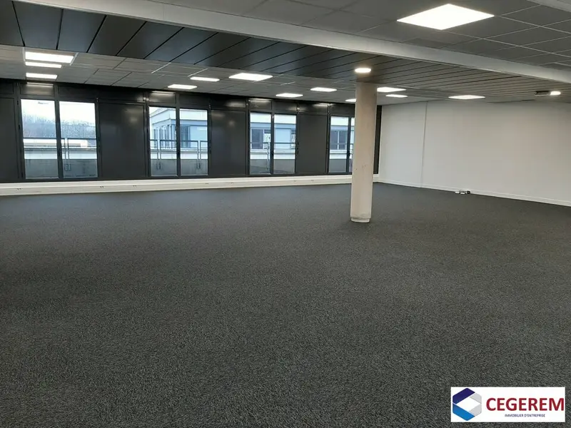 A CHAMPS SUR MARNE BUREAUX DE 665 M2 A VENDRE + PLACES DE PARKING 
