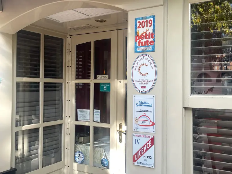 Fonds de commerce à vendre - Cafés et bars - Courbevoie (92400) - 1 060 000 €