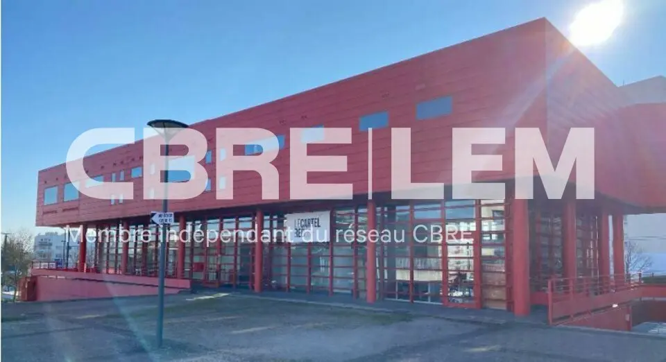 BEL ENSEMBLE DE BUREAUX A LOUER SUR HEROUVILLE EN COEUR DE VILLE.