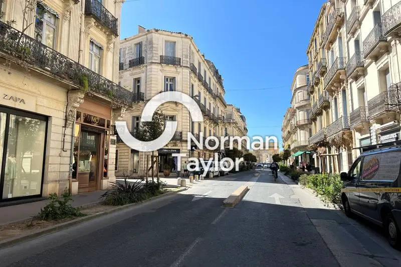A vendre Local commercial  243m² Montpellier