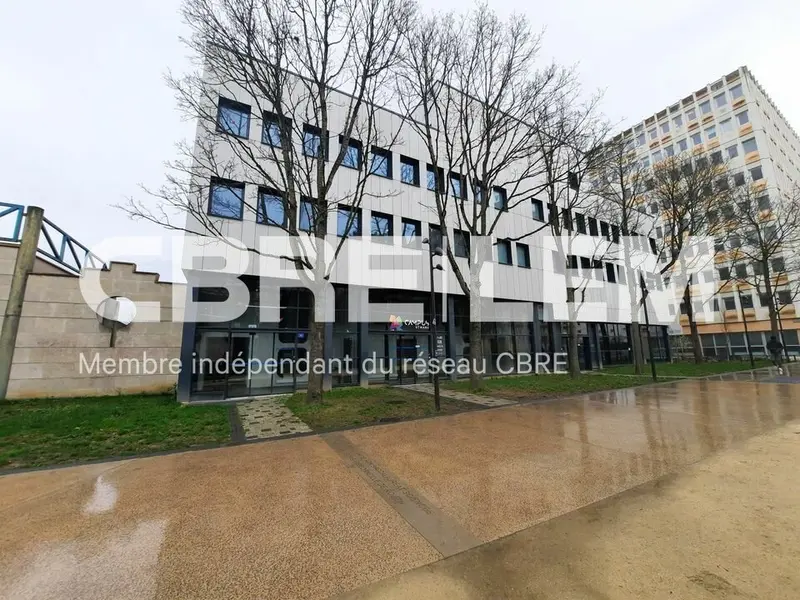 BUREAUX NEUFS - Accès PMR - Parkings - Terrasse au dernier étage.