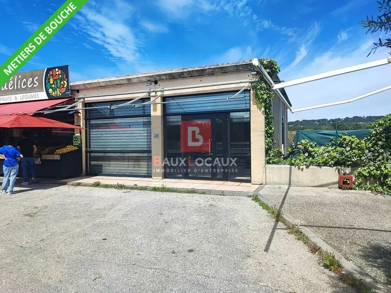 LOCAL COMMERCIAL AVEC DROIT D'ENTREE AXE PASSANT