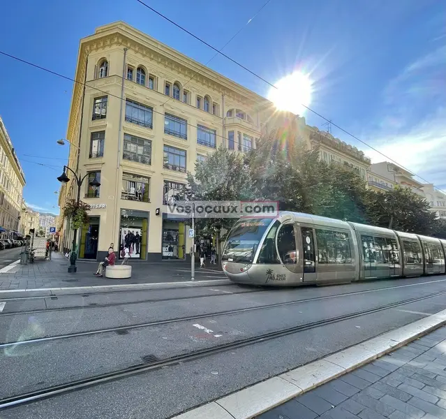 Nice centre  Bureaux de 60 m² à louer, lumineux et avec stationnement