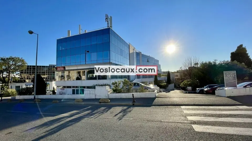 Bureaux lumineux de 180 m² à louer avec 10 places de parking 