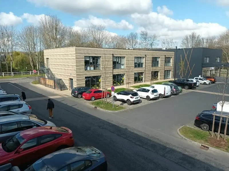 BUREAUX RECENTS AVEC PARKINGS.
