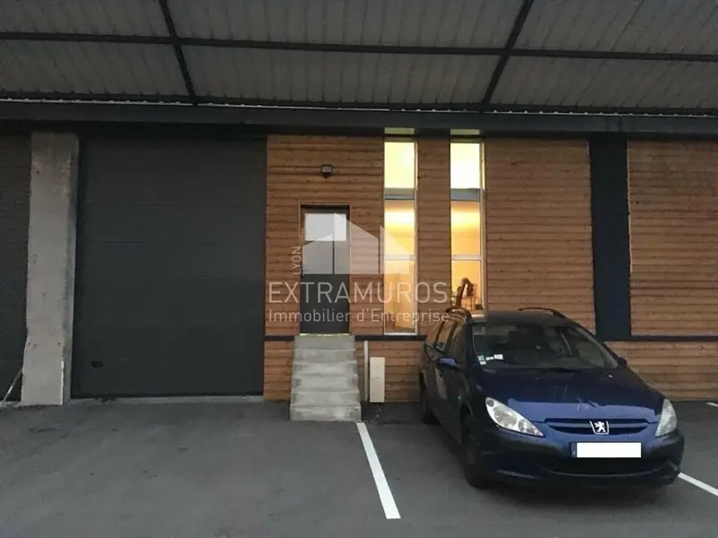 Local d'activités de 411m² avec quai à Saint Priest