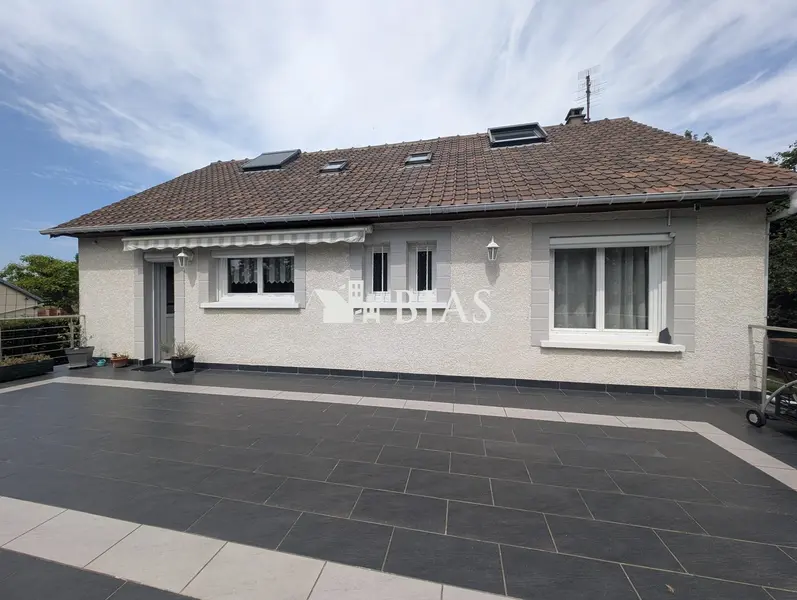 Maison avec terrasse et jardin arboré