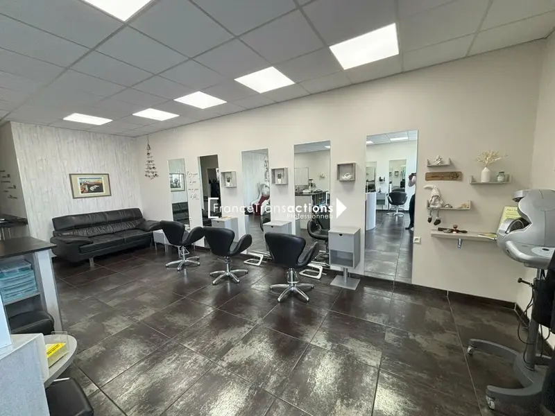 A VENDRE FONDS DE COMMERCE COIFFURE 79 m² LEGUEVIN N°1