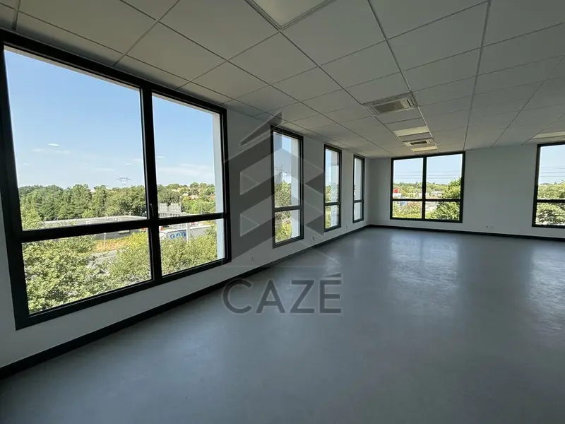BUREAUX NEUFS A LOUER ARTIGUES