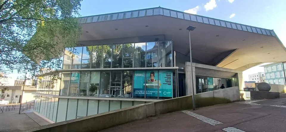 Très bel ensemble de bureaux aménagés au pied du tram.