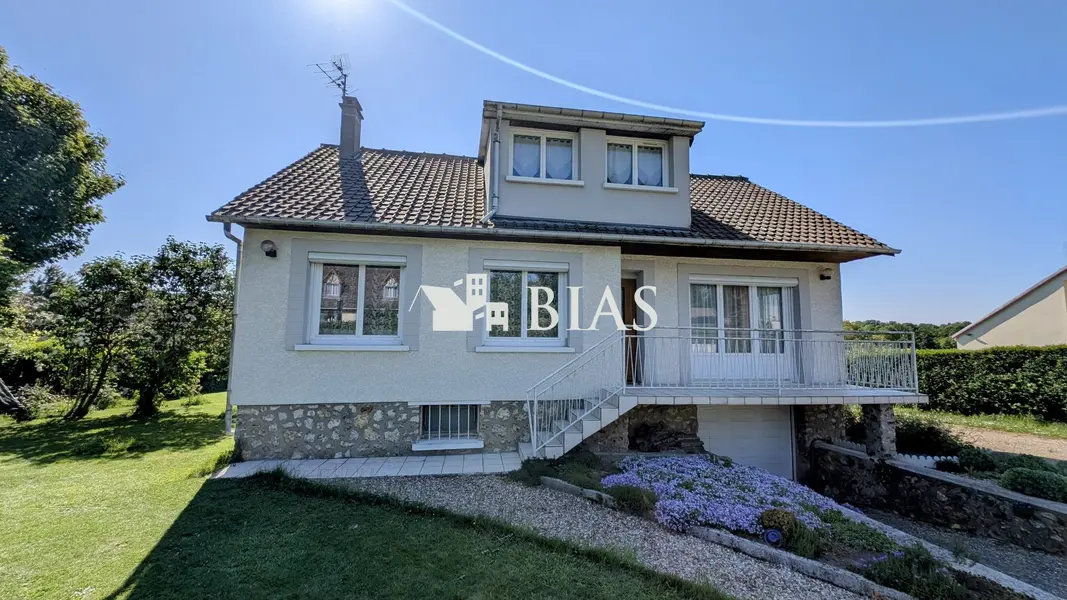 Maison avec terrasse et jardin arboré