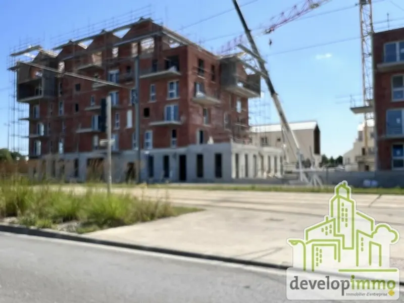 LOCAL COMMERCIAL BRUT DE BETON 94 m²