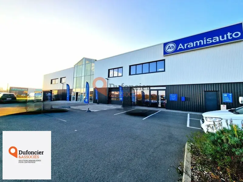 POITIERS REPUBLIQUE - LOCAL COMMERCIAL A LOUER - VITRINE FACE ROCADE