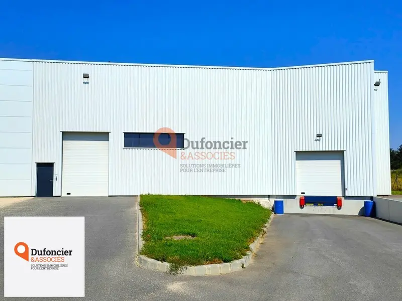 VASTE LOCAL D'ACTIVITE / ENTREPOT A LOUER A DISSAY (86) - 1379M²