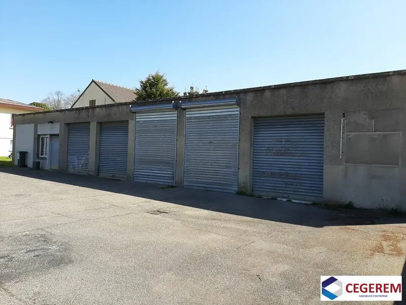 PROCHE REAU, 170 m2 DE LOCAUX D'ACTIVITE
