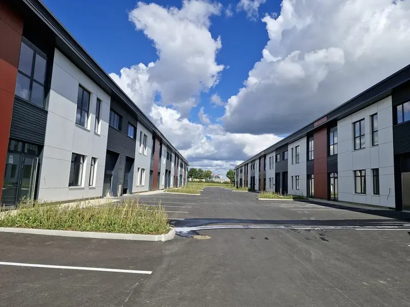 A LIEUSAINT LOCAL D'ACTIVITES ENTREPOT NEUF A LOUER DE 235 M2